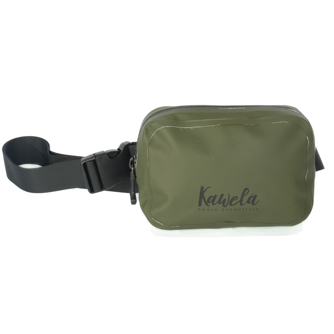 Sac banane KAWELÄ OLIVER avec design moderne, en cuir noir, porté en bandoulière, visible sur fond neutre.