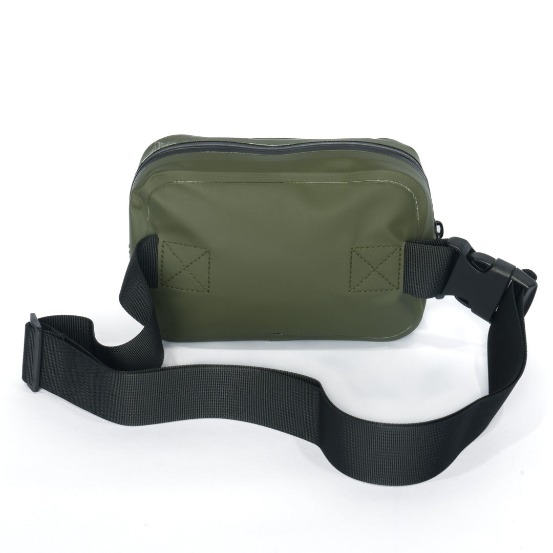 Sac banane KAWELÄ OLIVER en matière colorée avec poche zippée, porté en bandoulière, vue de face.