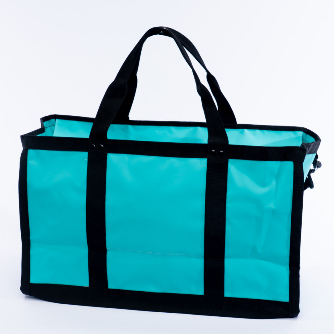 Sac fourre-tout KAWELÄ Porto-Vecchio XL 38L avec poignées en toile robuste, vue en gros plan sur le tissu et la taille du sac.