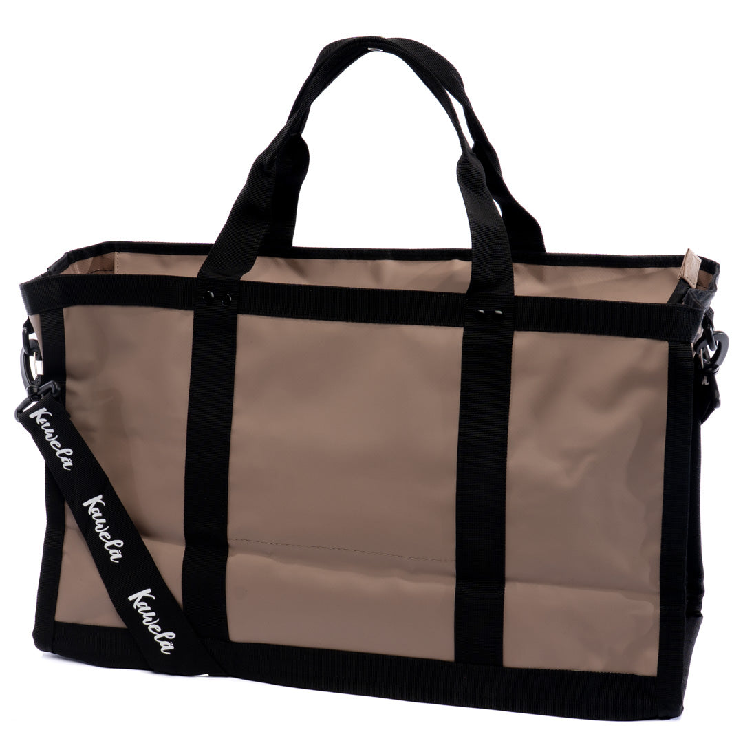 Sac fourre-tout KAWELÄ TUCSON XL de 38L avec design moderne, porté sur l&