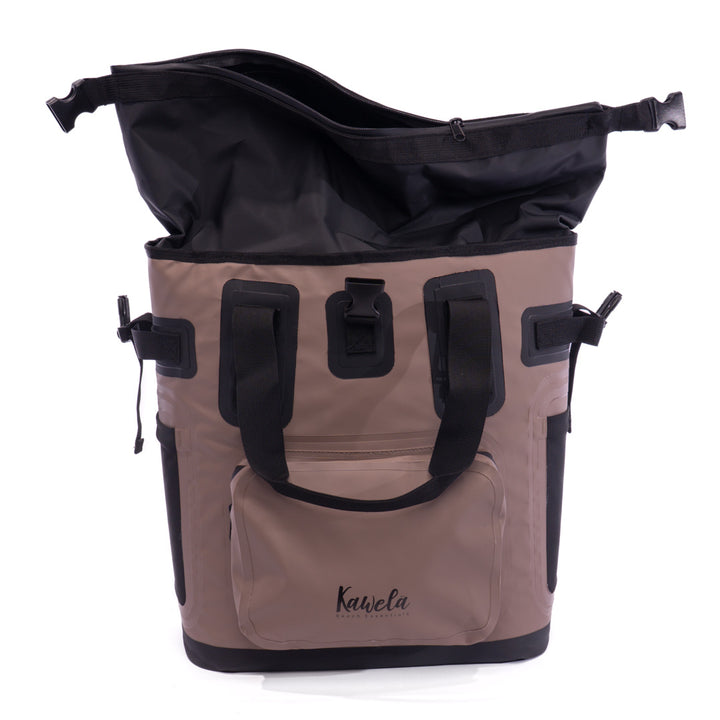 Sac à dos glacière KAWELÄ AUSTIN 25L, noir, avec isolation pour boissons et aliments, porté sur un fond neutre.