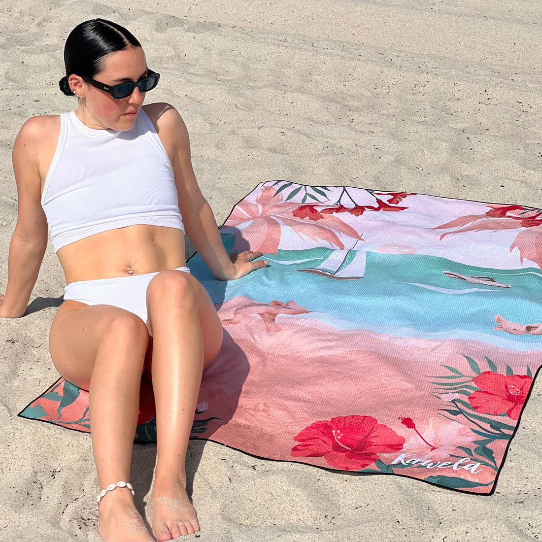 Serviette de plage KAWELÄ Major CAY avec motif coloré, idéale pour la plage ou la piscine, en tissu doux et absorbant.