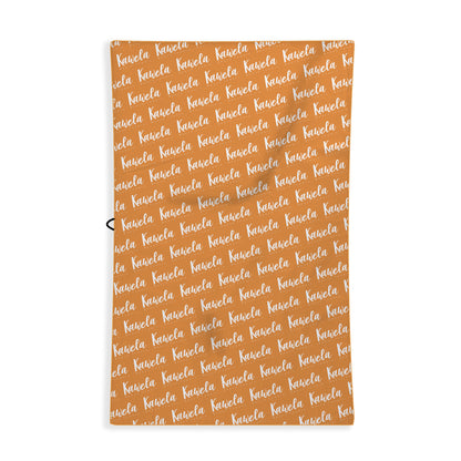 Serviettes de plage Marbella de KAWELÄ, motif coloré, étendues sur le sable, parfaites pour l&