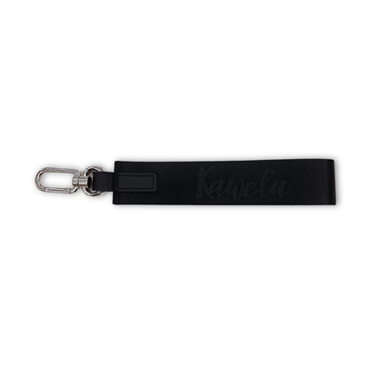 Porte-clés méga en forme de chapeau bucket noir de la marque KAWELÄ, avec détails en relief et finition élégante.