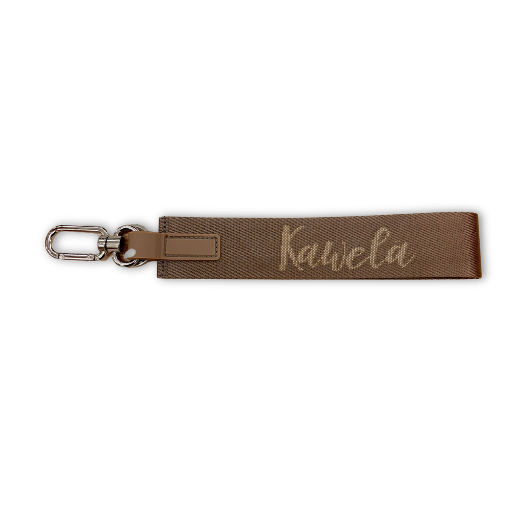 Porte-clé KAWELÄ en forme de bucket hat taupe avec détails en tissu, accessoire de mode original et tendance.