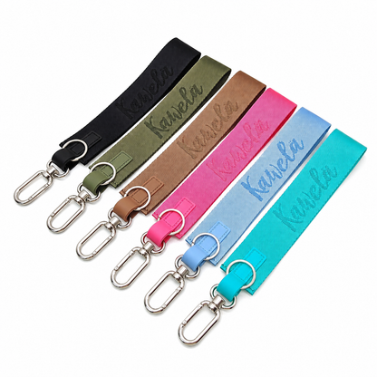 Clé en forme de méga porte-clé avec un chapeau bucket de la marque Kawelä, en plastique coloré.