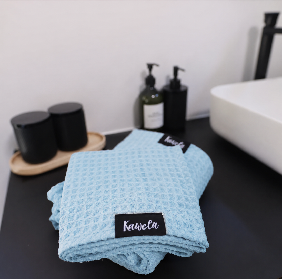 Serviette de bain KAWELÄ NUUK en tissu doux, esprit moderne, couleur neutre, idéale pour la salle de bain.