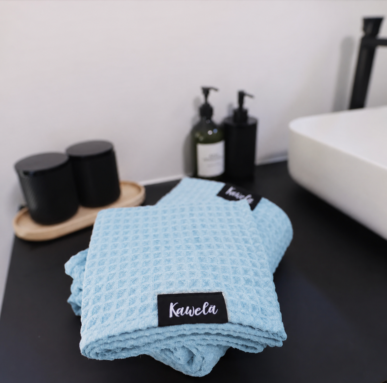 Serviette de bain KAWELÄ NUUK en tissu doux, esprit moderne, couleur neutre, idéale pour la salle de bain.