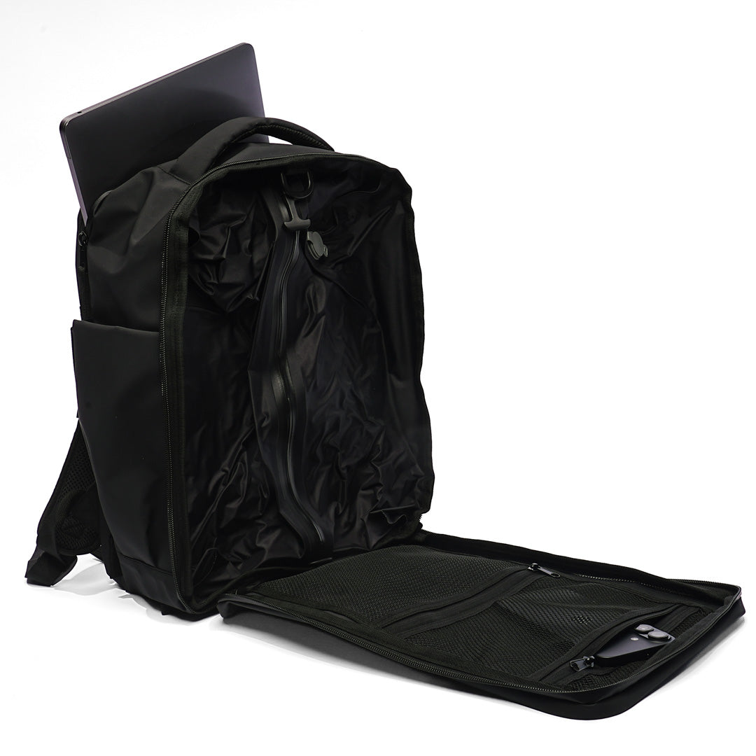 Sac à dos KAWELÄ OSLO compressible de 23L, en tissu léger, avec compartiments et poignée pour un rangement pratique.