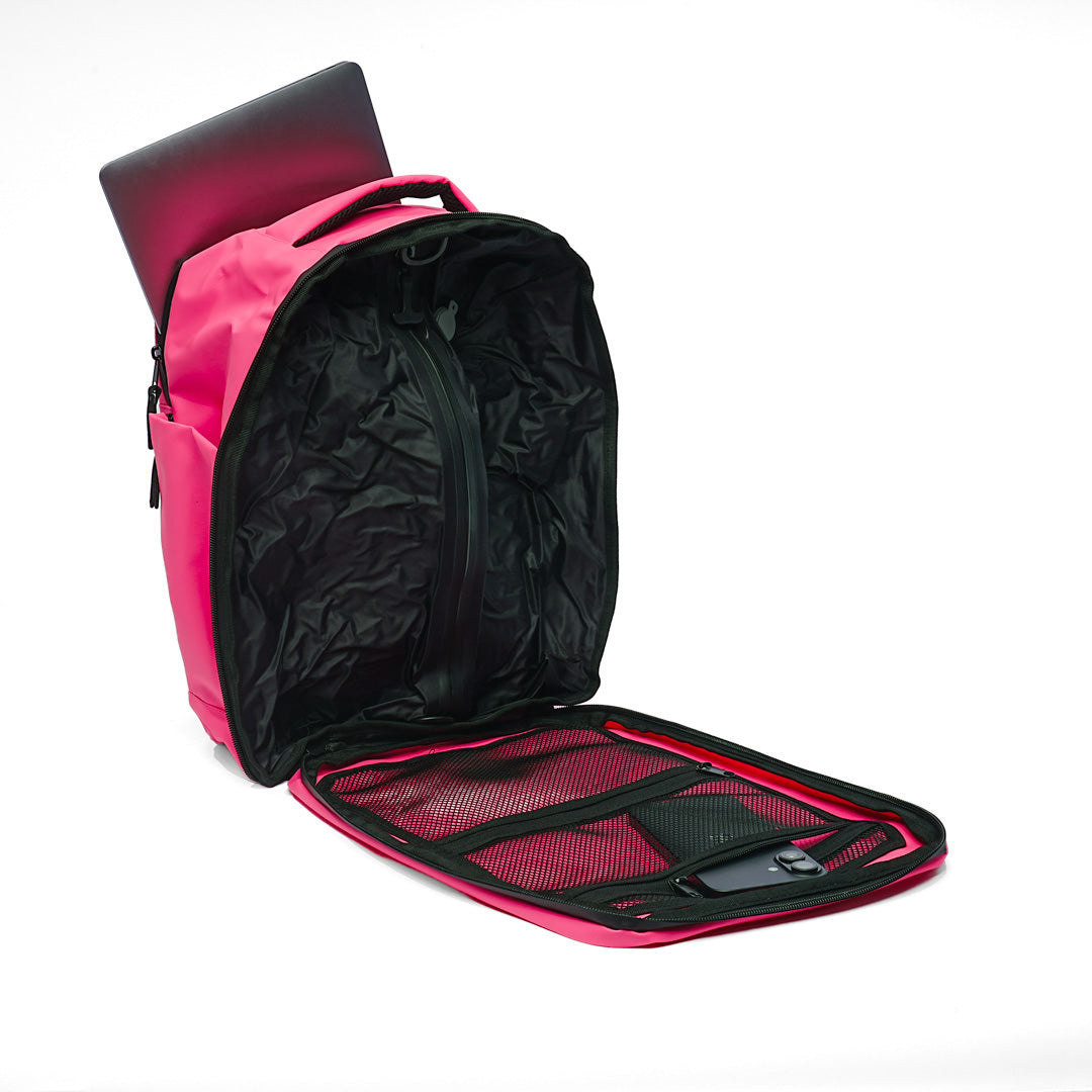Sac à dos compressible KAWELÄ Positano de 23L avec compartiments, vue de face, en tissu léger et pratique pour le voyage.