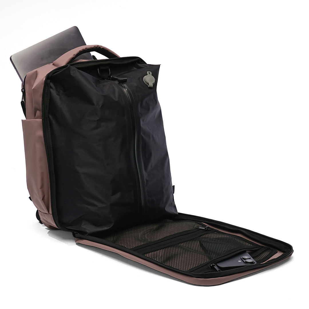 Sac à dos compressible KAWELÄ Austin de 23L avec compartiments, vue de face, tissu léger et pratique pour le voyage.