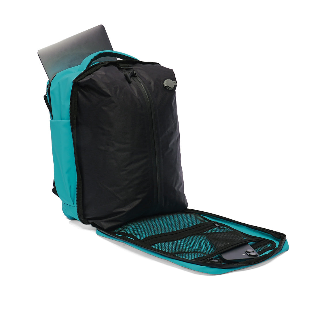 Sac à dos compressible KAWELÄ BORA de 23L, léger et pratique pour le voyage ou la randonnée, visible avec ses poches et bretelles.