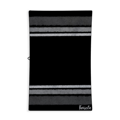 Serviette de plage SAN PEDROS de la marque KAWELÄ, dessin coloré avec motifs marins, étendue sur la plage.