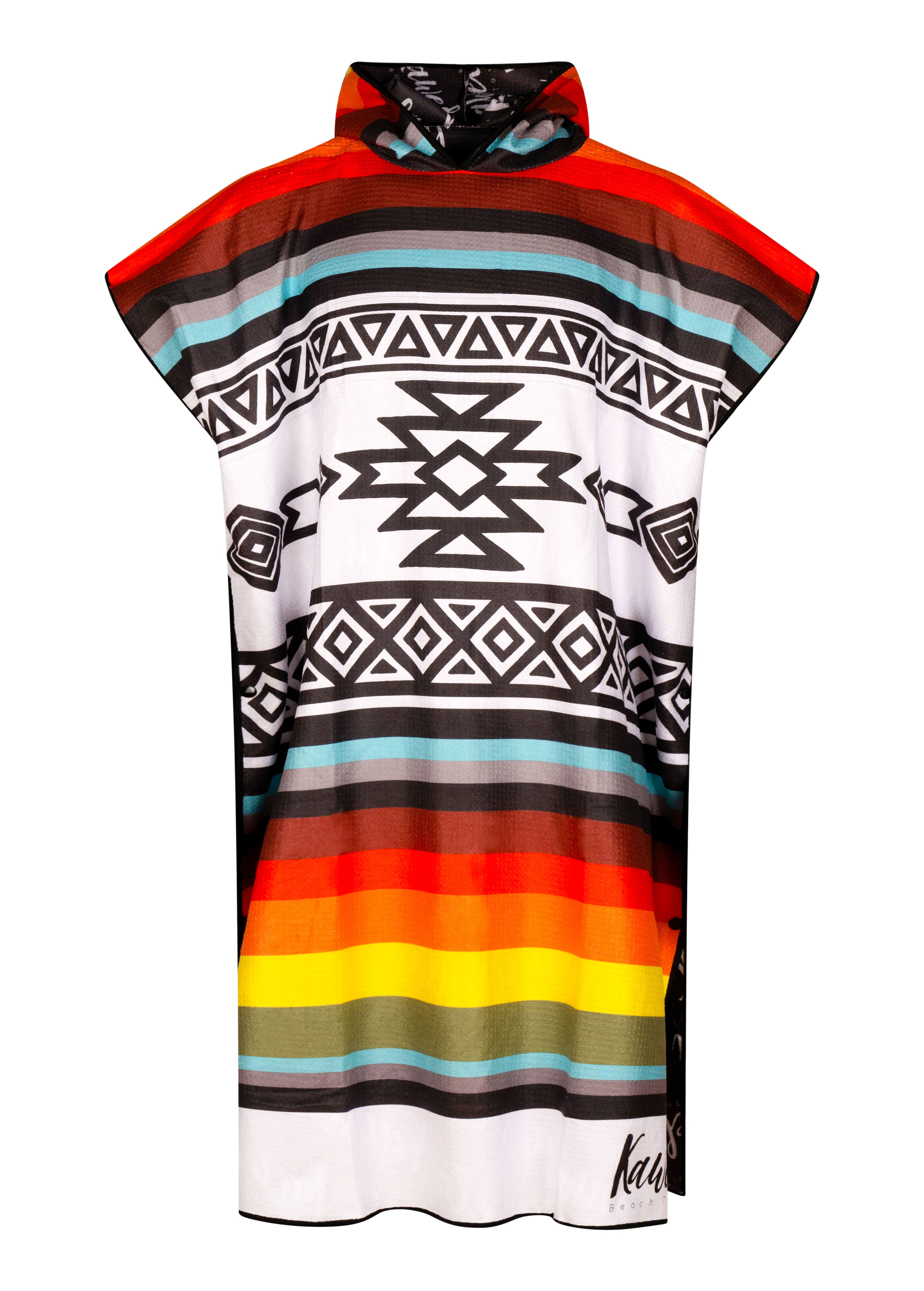 Poncho KAWELÄ Tofino en tissu imperméable, coupe décontractée et style élégant, porté par une personne dans un environnement extérieur.