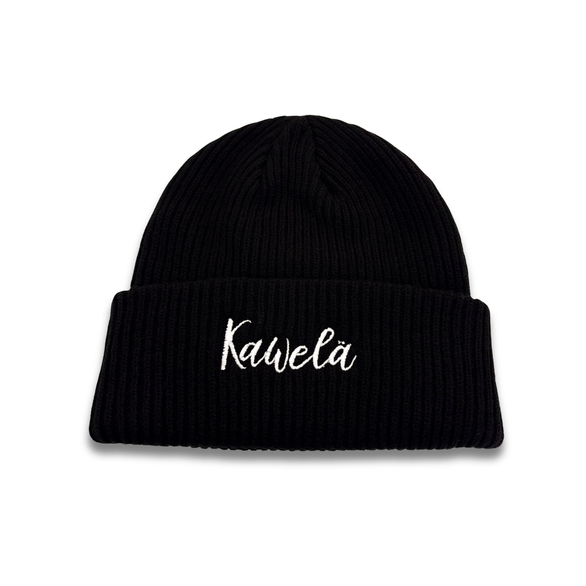 Tuque en tricot noir de la marque KAWELÄ, douce et chaude, portée sur la tête, vue de face.