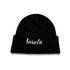 Tuque en tricot noir de la marque KAWELÄ, douce et chaude, portée sur la tête, vue de face.