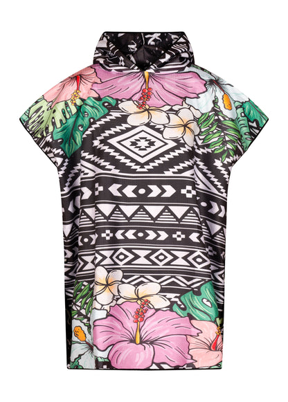 Poncho UVITA de KAWELÄ, en tissu léger et coloré, porté en plein air pour la protection contre la pluie.