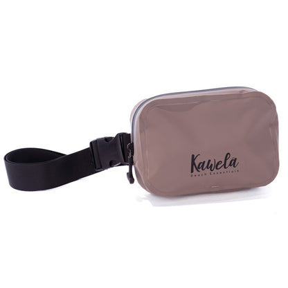 Sac banane brun KAWELÄ en cuir, vue de face, avec fermeture éclair et poches extérieures, idéal pour un style pratique et élégant.