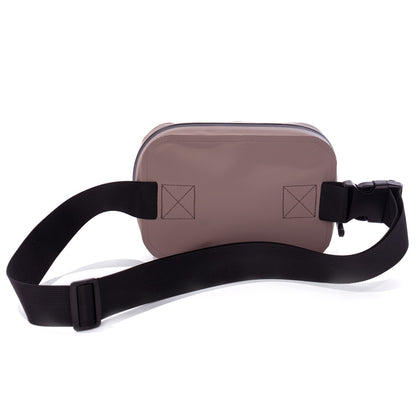 Sac banane marron KAWELÄ en cuir, avec fermeture zippée et bandoulière réglable, posé sur fond neutre.