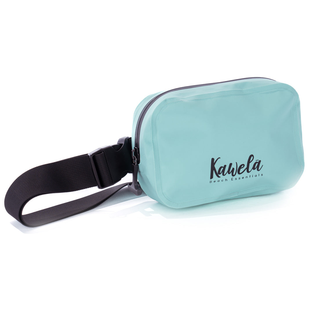Sac banane KAWELÄ Montego Bay en tissu bleu sarcelle avec poches zippées, porté sur l&