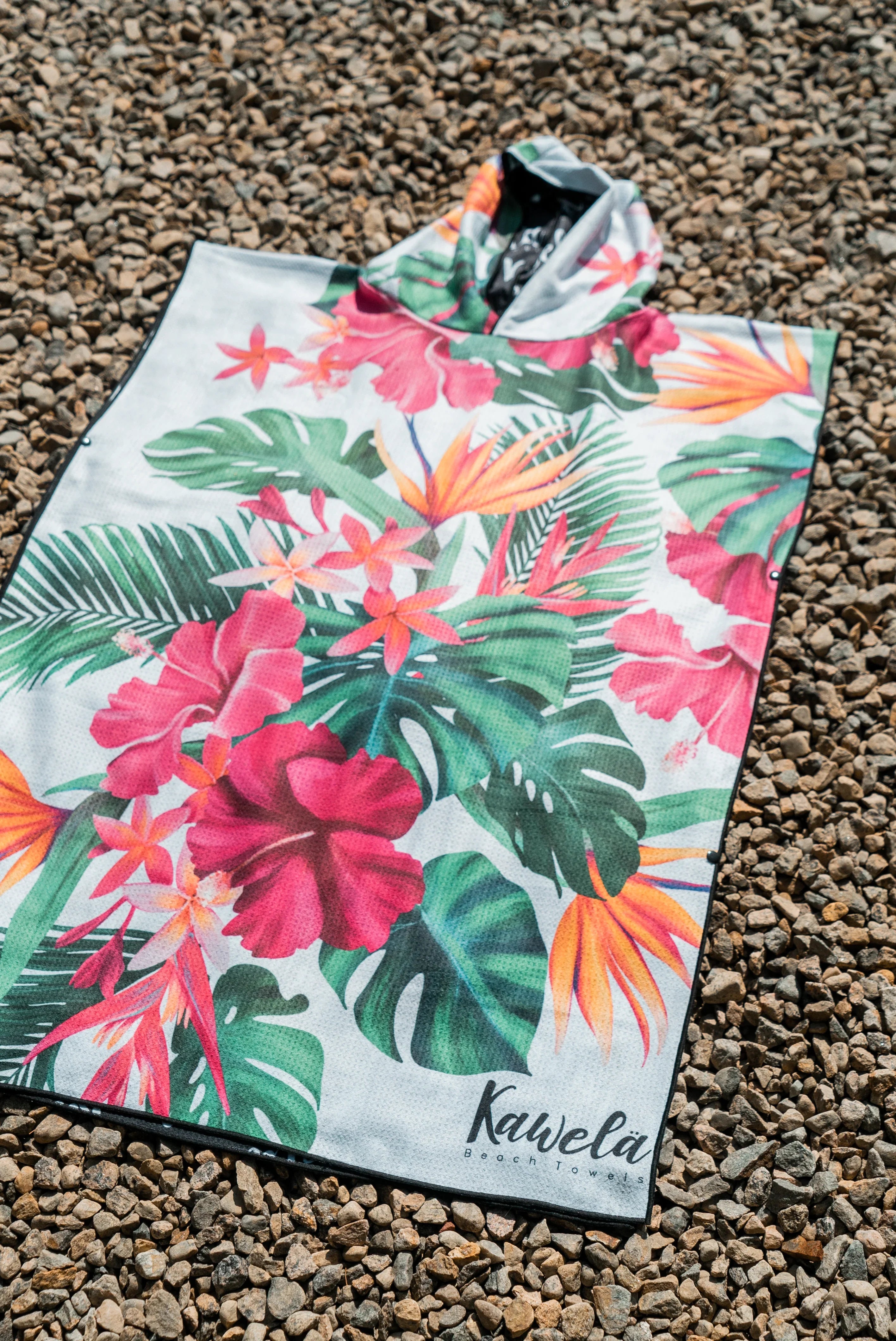 Poncho Crystal River de la marque Kawelä, tissu léger et confortable, avec un motif élégant visible sur le produit.