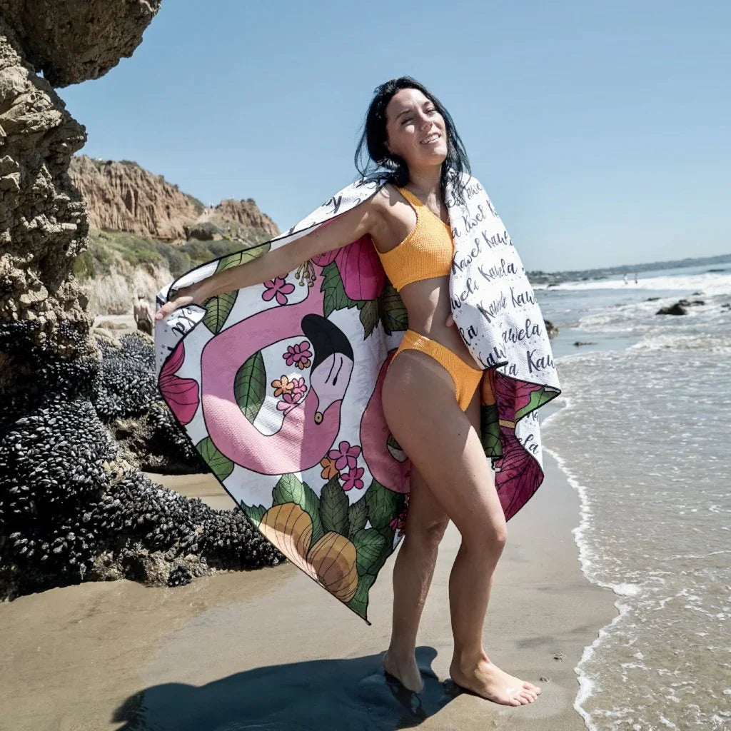 Serviette de plage BEVERLY HILLS KAWELÄ avec motif coloré, douceur en coton, idéale pour la plage et les loisirs en extérieur.