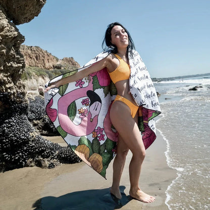 Serviette de plage BEVERLY HILLS KAWELÄ avec motif coloré, douceur en coton, idéale pour la plage et les loisirs en extérieur.