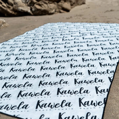 Serviette de plage KAWELÄ Beverly Hills avec motif coloré, douce et absorbante, idéale pour la plage ou la piscine.
