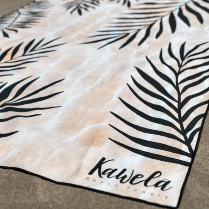 Serviettes de plage KAWELÄ Palm Springs avec motif coloré, douceur et confort pour la plage ou la piscine.