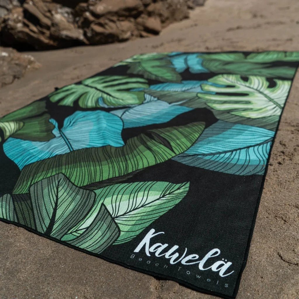 Serviettes de plage KAWELÄ Newport Beach avec motif coloré, parfaites pour la plage ou la piscine.