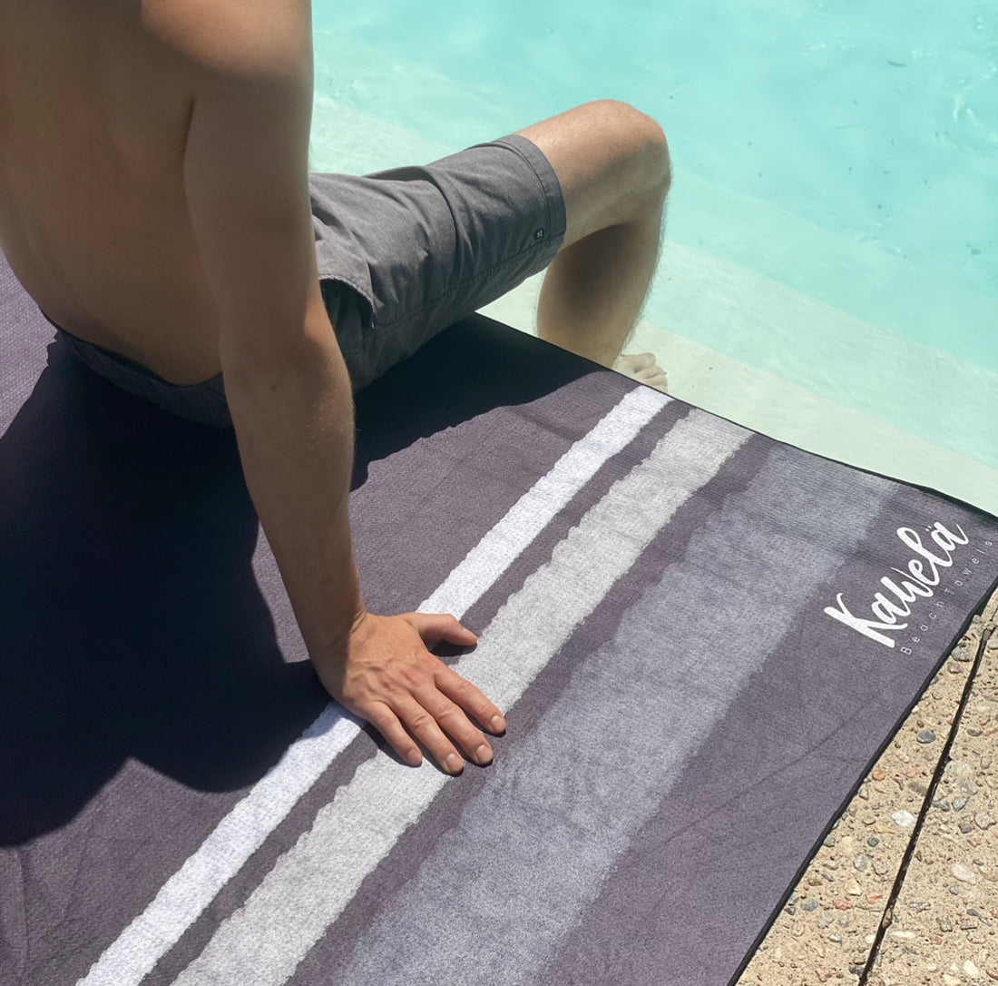 Serviette de plage KAWELÄ SAN PEDROS avec motif coloré, douce et absorbante, idéale pour la plage ou la piscine.