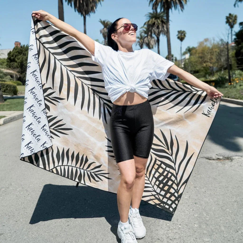 Serviettes de plage KAWELÄ Palm Springs avec motif coloré, idéal pour la plage ou la détente au soleil.