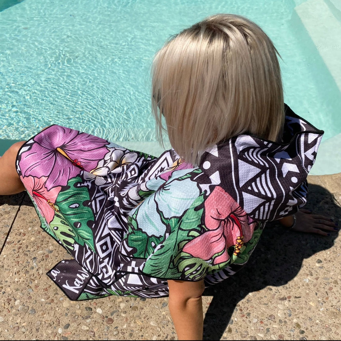 Poncho UVITA de KAWELÄ, tissu imperméable et élégant, montré plié avec détails de couture visibles.