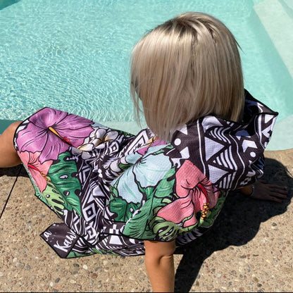 Poncho UVITA de KAWELÄ, tissu imperméable et élégant, montré plié avec détails de couture visibles.