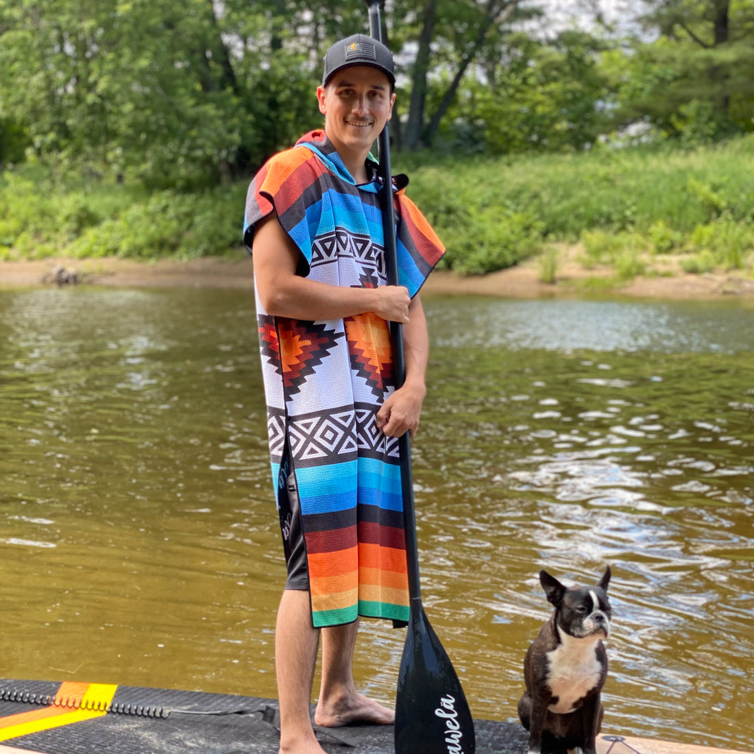 Poncho TAXCO de la marque KAWELÄ, en tissu coloré avec motifs traditionnels, porté en extérieur.