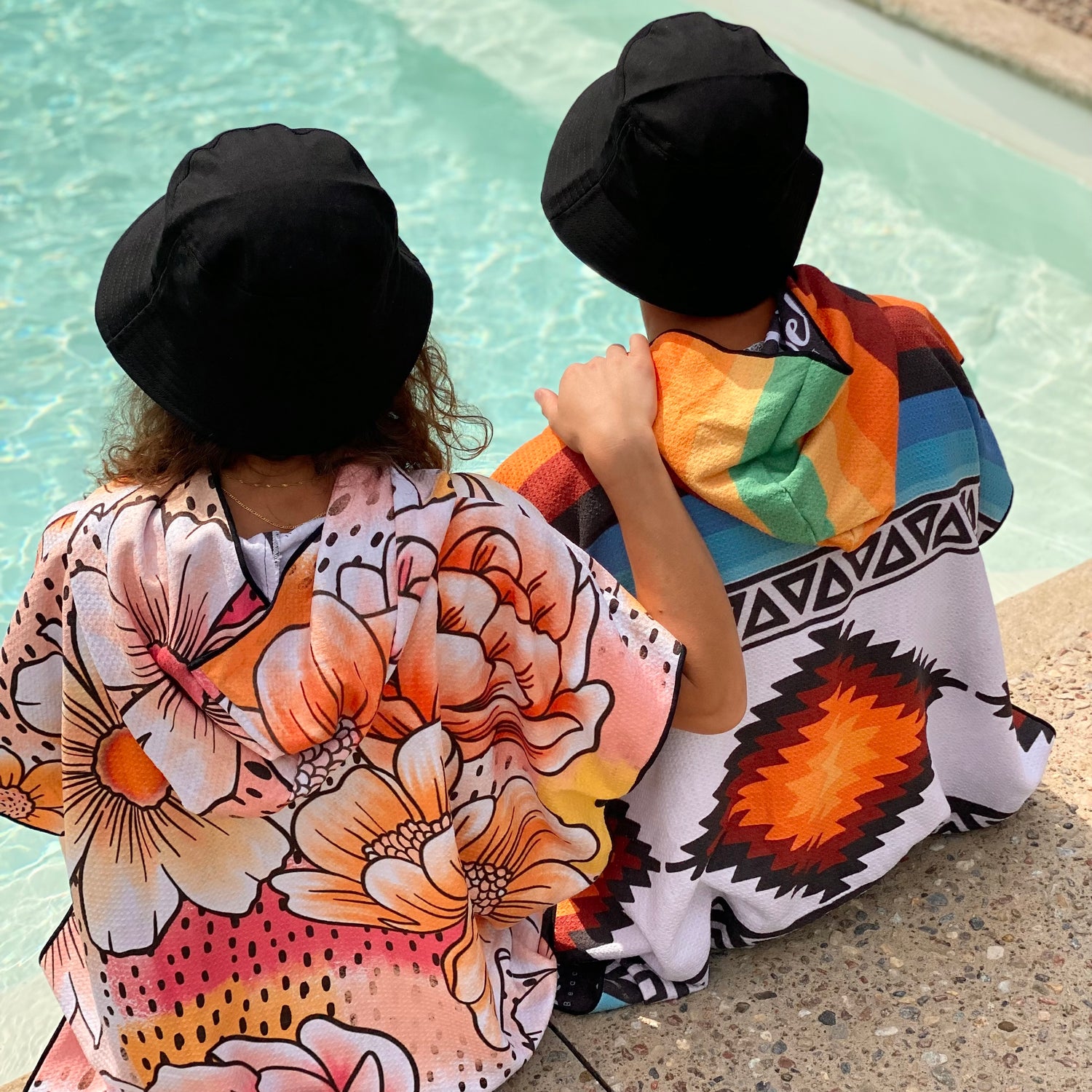 Poncho TAXCO de la marque KAWELÄ, coloré et traditionnel, avec motifs élégants, porté en plein air.