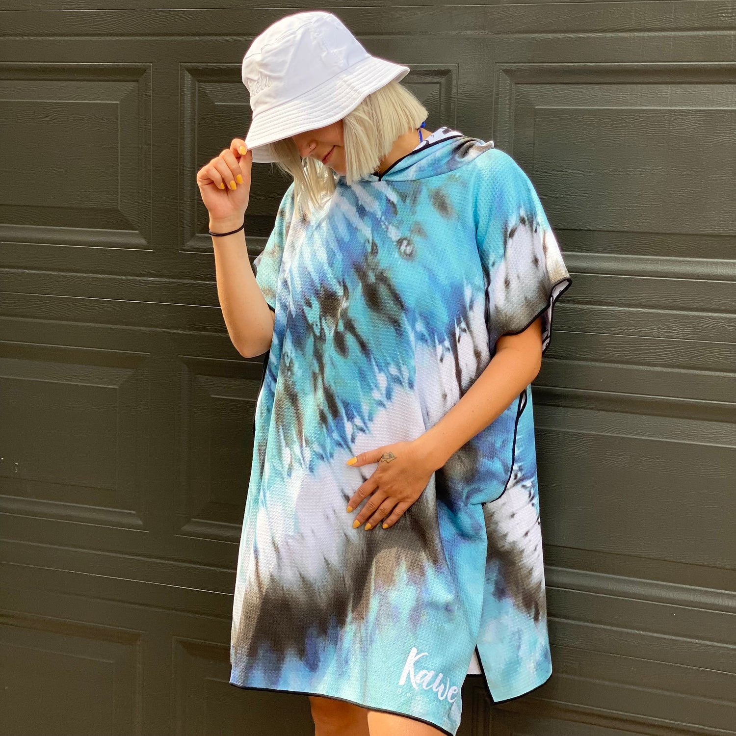 Poncho ACAPULCO de la marque KAWELÄ, tissu coloré avec motifs traditionnels, porté en extérieur.