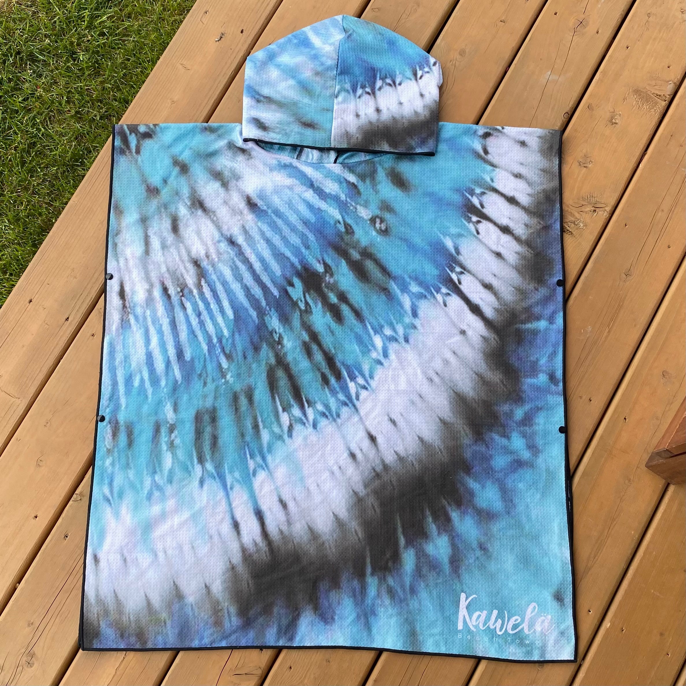 Poncho ACAPULCO de la marque KAWELÄ, tissu coloré et confortable, porté en extérieur dans une ambiance décontractée.