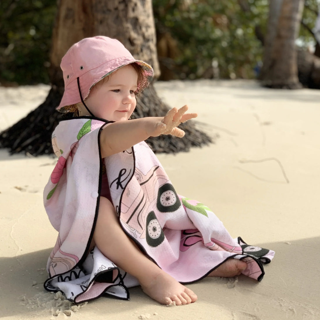 Poncho pour enfants LAHAINA de la marque KAWELÄ, avec motif coloré et tissu doux, parfait pour la plage ou la piscine.