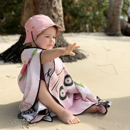 Poncho pour enfants LAHAINA de la marque KAWELÄ, avec motif coloré et tissu doux, parfait pour la plage ou la piscine.
