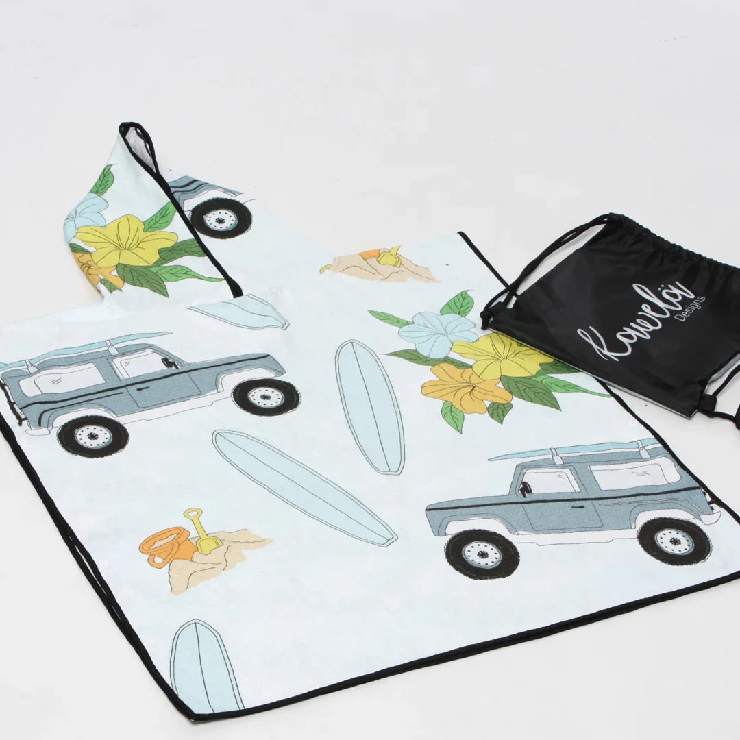 Poncho pour enfants Makaha de la marque Kawelä, tissu coloré avec motif imprimé, idéal pour la pluie et les activités extérieures.