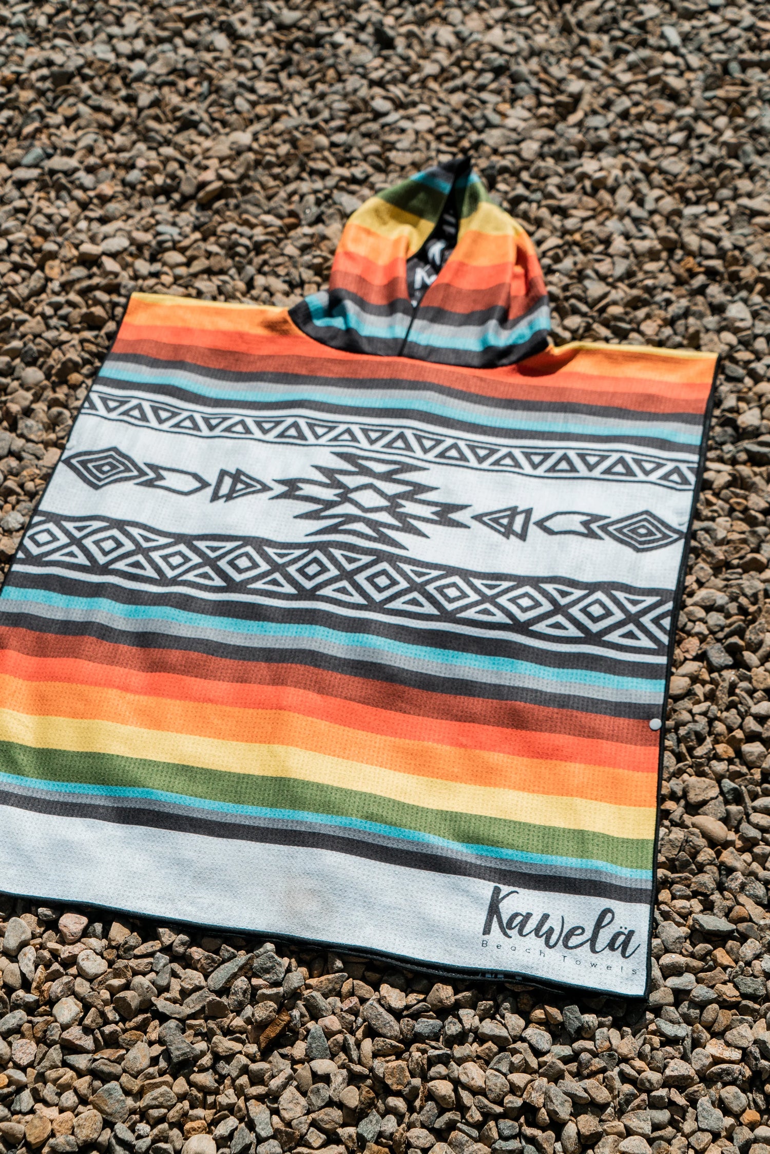 Poncho Tofino de la marque Kawela, tissu doux et léger, parfait pour la plage ou la détente, avec design tendance.