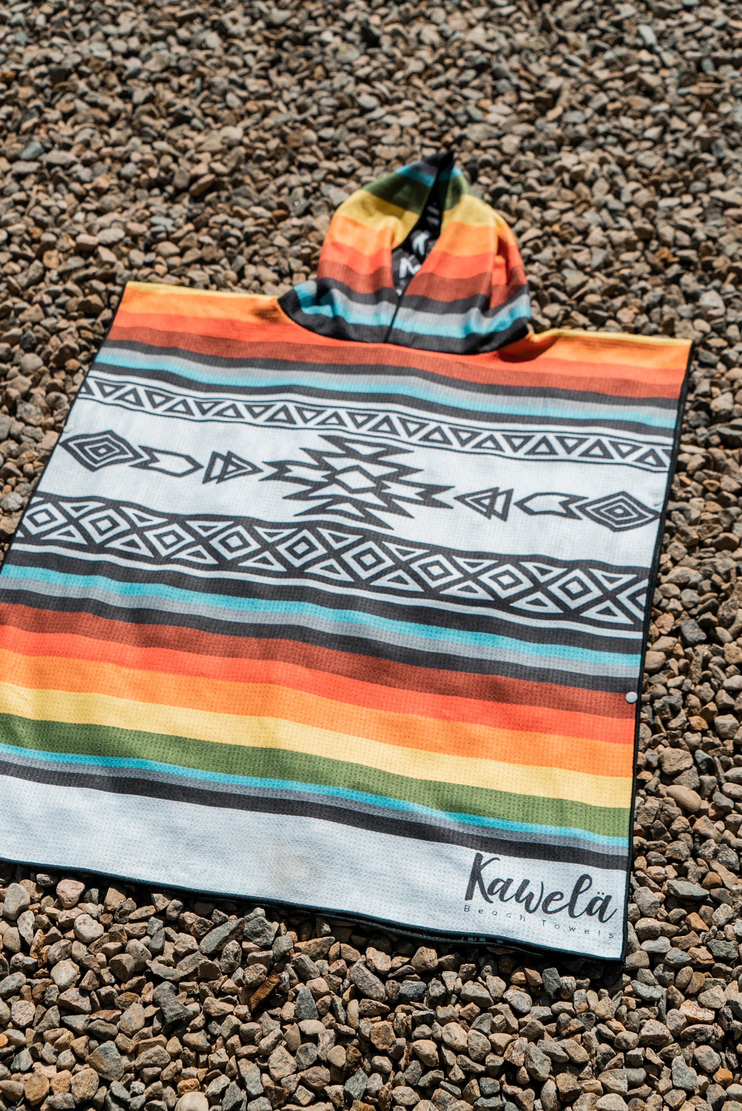 Poncho Tofino de la marque Kawela, tissu doux et léger, parfait pour la plage ou la détente, avec design tendance.