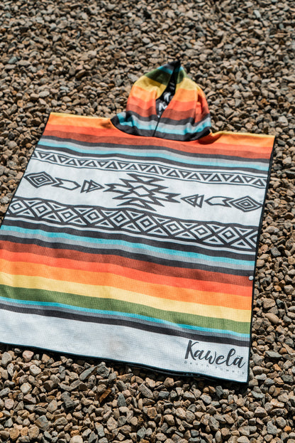 Poncho Tofino de la marque Kawela, tissu doux et léger, parfait pour la plage ou la détente, avec design tendance.