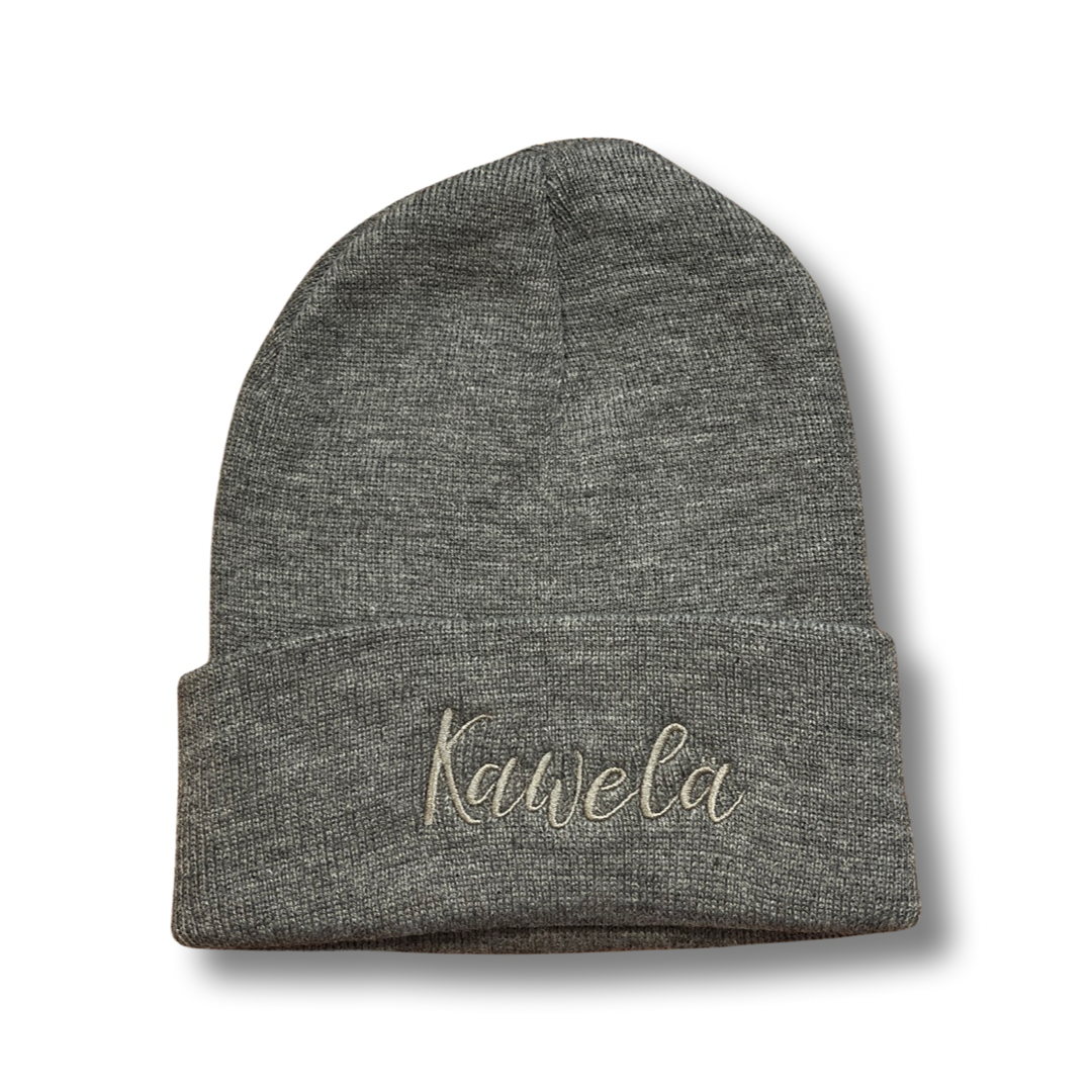 Tuque KAWELÄ en laine douce, portée sur la tête, avec un design simple et élégant, pour garder la chaleur en hiver.