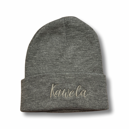 Tuque KAWELÄ en laine douce, portée sur la tête, avec un design simple et élégant, pour garder la chaleur en hiver.