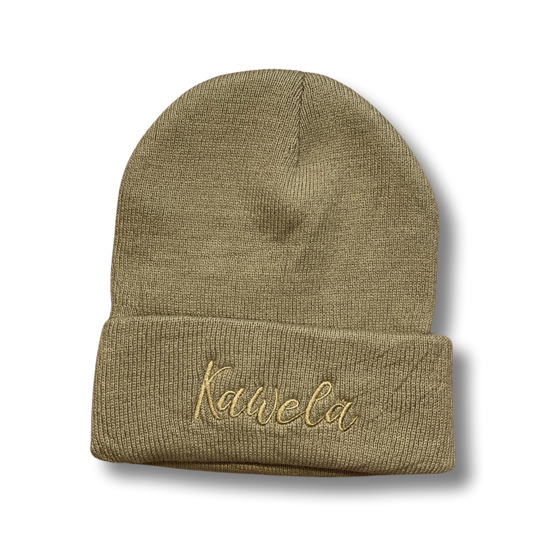 Tuque KAWELÄ en laine douce, portée sur la tête, avec un design simple et élégant, visible en image.