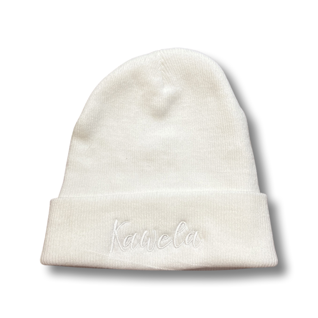 Tuque KAWELÄ en laine douce, vue de face, avec logo brodé sur le devant, couleur neutre pour hiver et style décontracté.