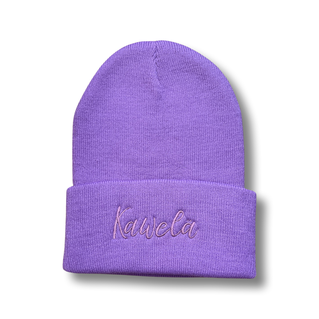 Tuque KAWELÄ en laine douce, portée sur la tête, avec un style chaud et confortable, visible en gros plan.