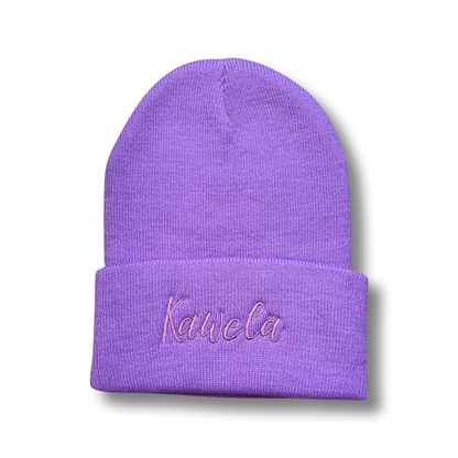 Tuque KAWELÄ en laine douce, portée sur la tête, avec un style chaud et confortable, visible en gros plan.